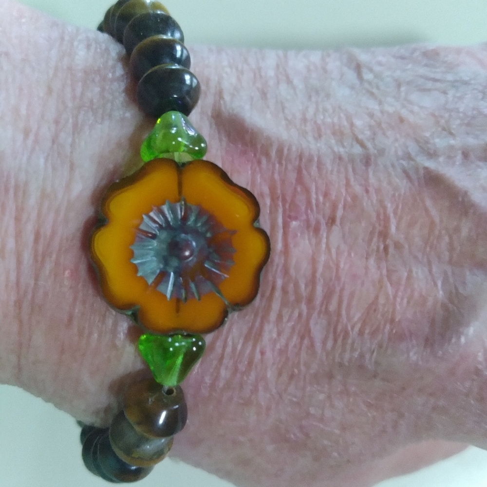 8" Natural Tigereye Flower 🌼 Bracelet 🙂 Magnetic Closure!✨️